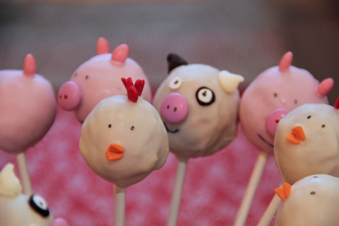 Love the look of cake pops, but don't want to spend all that time making them? Try making 'fake cake pops' using donut holes instead, just like these barnyard bites!