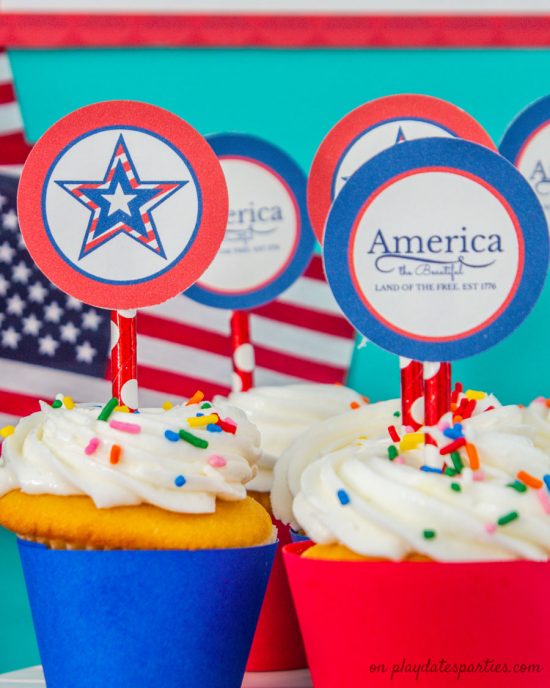 Cupcakes with Independence Day printable party toppers in two designns