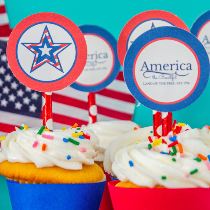 Cupcakes with Independence Day printable party toppers in two designns