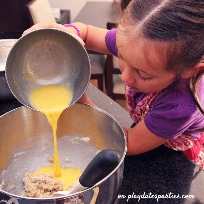 Baking with kids: the tips to making it a success