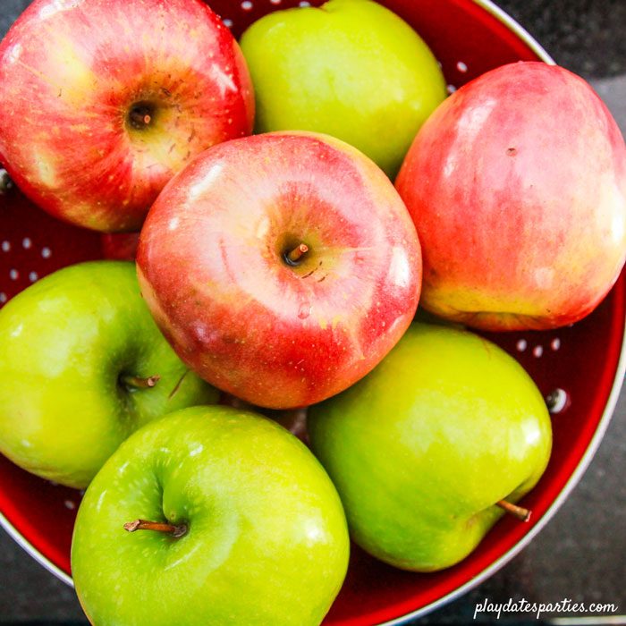 Honeycrisp and Granny Smith apples for slow cooker applesauce