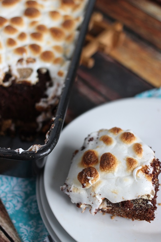 S'mores cakes: Salted caramel s'mores poke cake