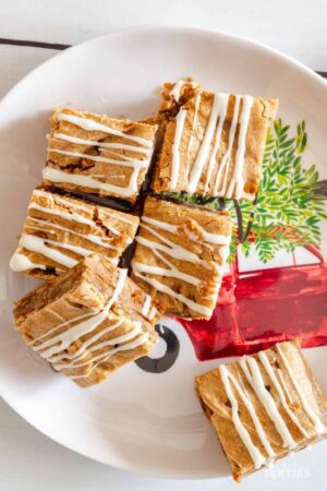 Cinnamon Spice Cake Mix Blondies on a Holiday Plate.