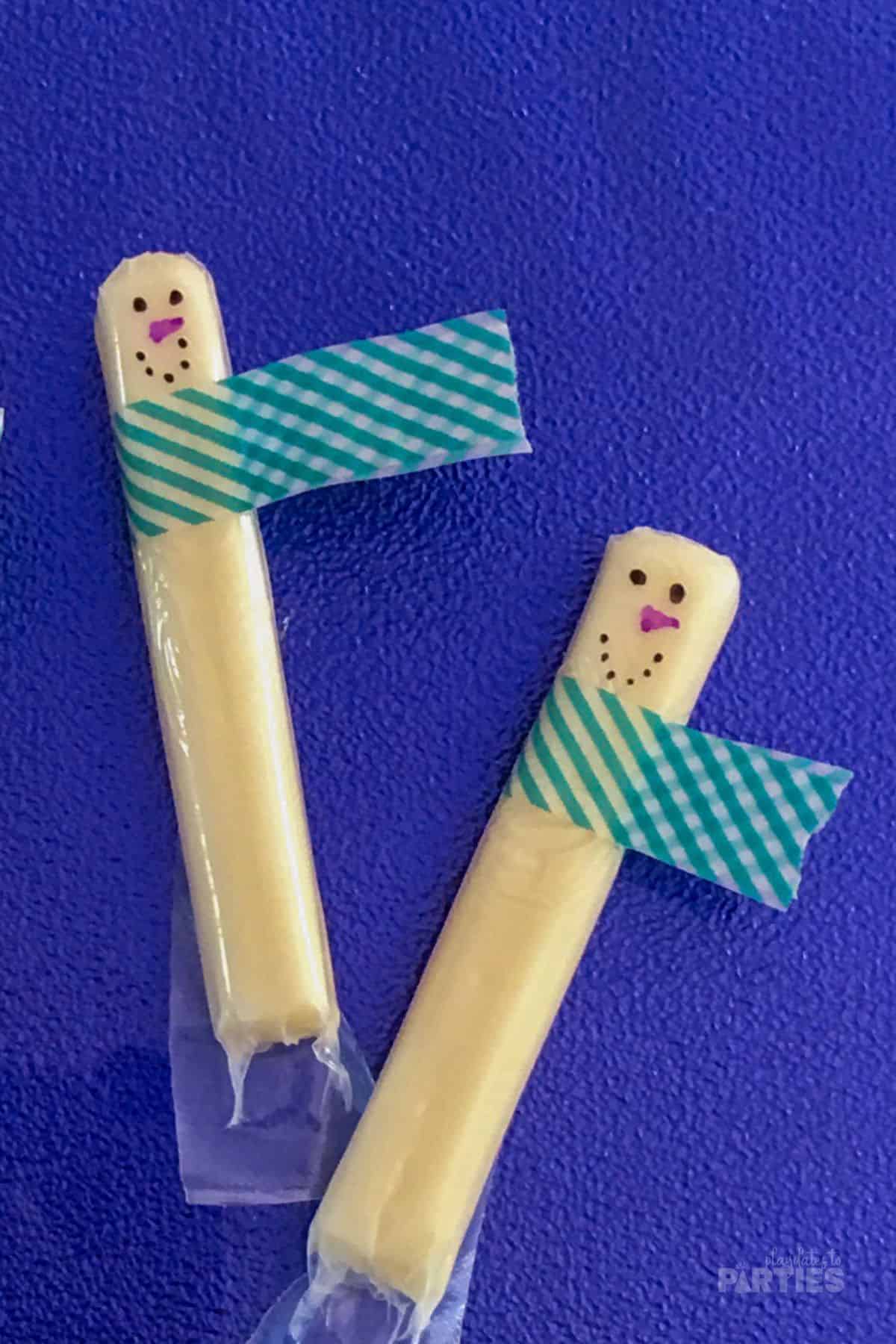 It doesn't matter if it's warm or cold outside, your kids will love eating these cheese stick snowman snacks. And they only take a few minutes to make!