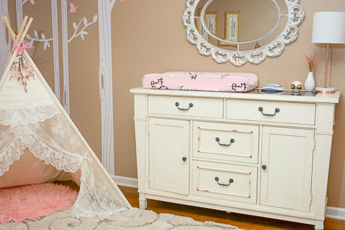 Kids are messy! Check out these incredibly creative toddler bedroom organization to teach good habits from the youngest ages.