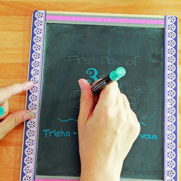 Love the look of hand lettering, but don't have the time to practice? Find out how to fake hand lettering on a small chalkboard sign with this one ridiculously simple cheat. You'll love the results!