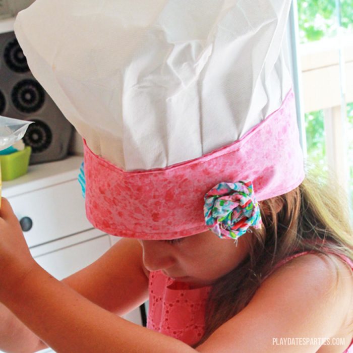 Little chefs will love this DIY craft Kids Chef Hat. It's perfect for a baking party, or as a birthday or holiday gift. Best of all, it can be washed and reused any number of times!
