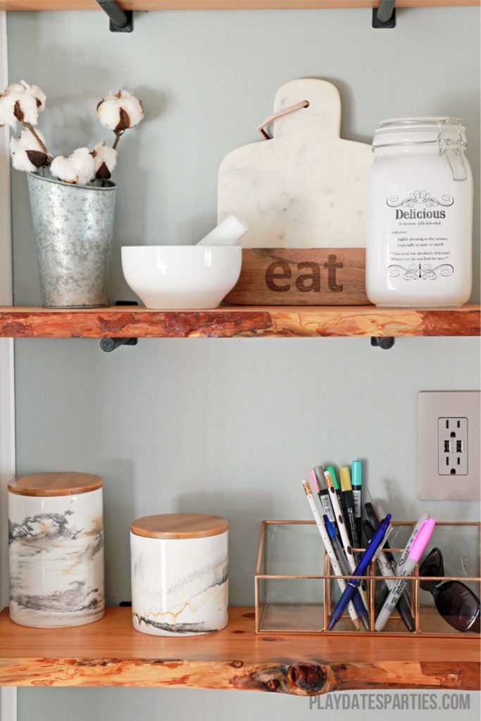 Take your modern farmhouse decor to the next level with live edge wood shelves! Here are ALL the DIY home decor tips you need to find, prepare, and mount your own floating live edge wood shelves. 