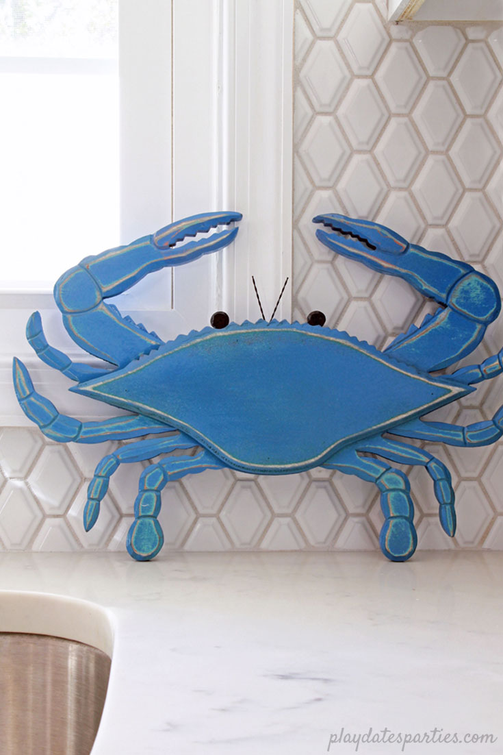 The perfect tile for a small #kitchen: Soho Convex Loft in Glossy #White, by Anatolia with light grey grout. The blue crab from Easy is pretty cute too!