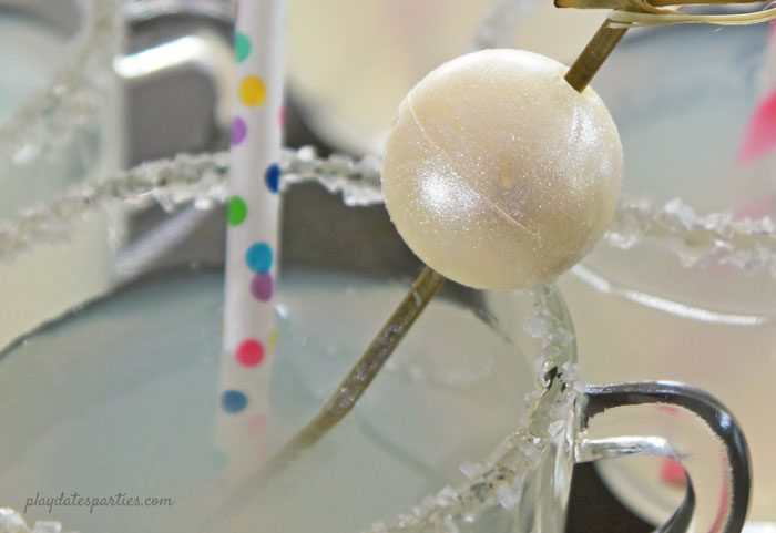This ball drop garnish new year's eve mocktail for kids is the perfect way to add a little sparkle to your New Year's Eve celebration. It's festive, fun, and easy to pull together too! #newyear #kids #mocktails #recipes