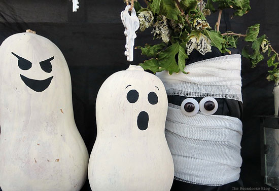Fun and Easy Halloween Vignette from The Boondocks Blog.