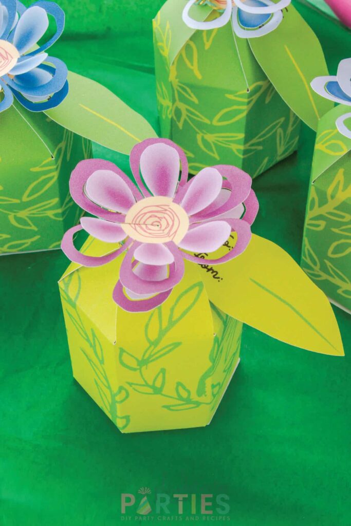 favor boxes with flower tops for a flower party