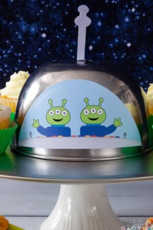 Close up of printable UFO window with cute aliens.