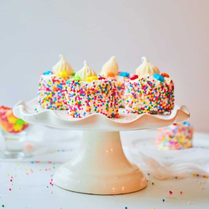 Image for These Mini Oreo Cakes Are the Perfect Tiny Rainbow Cakes