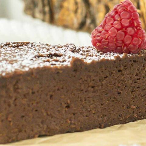 Image for Decadent 4 Ingredient Flourless Chocolate Cake Recipe